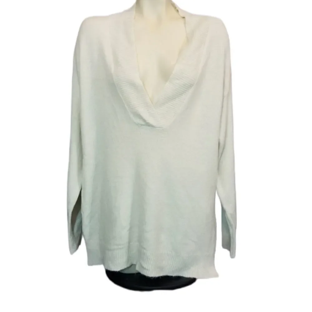 RDI Cream V-Neck Sweater Size Medium